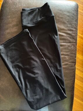 Nike Black High-Rise Performance Leggings with Subtle Swoosh